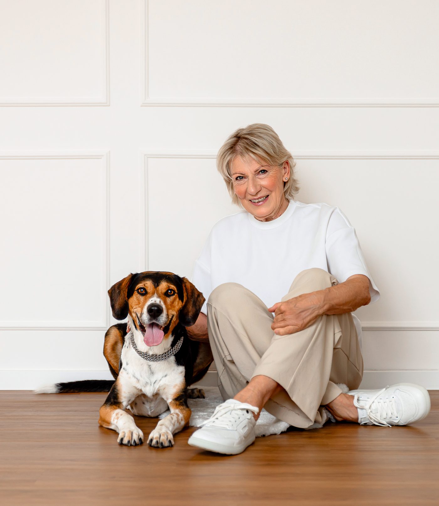 Martina Waidele mit ihrem Hund Lumpi, Immobilienmaklerin in Nagold